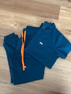 Figs Teal Scrub Set PO 5620. Deep Reef. M Top, MP Yola Bottoms